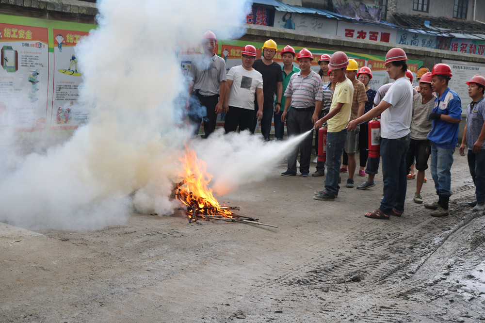福建易順建筑工程有限公司“東升商城”工程2017年度《安全生產(chǎn)月》消防、救援應(yīng)急演練