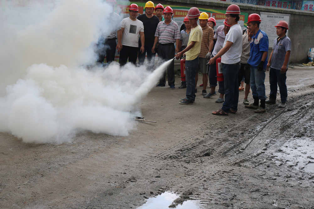 福建易順建筑工程有限公司“東升商城”工程2017年度《安全生產(chǎn)月》消防、救援應(yīng)急演練
