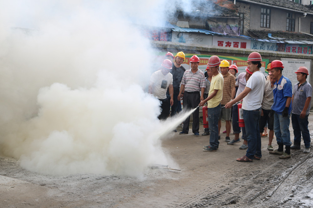 福建易順建筑工程有限公司“東升商城”工程2017年度《安全生產(chǎn)月》消防、救援應(yīng)急演練
