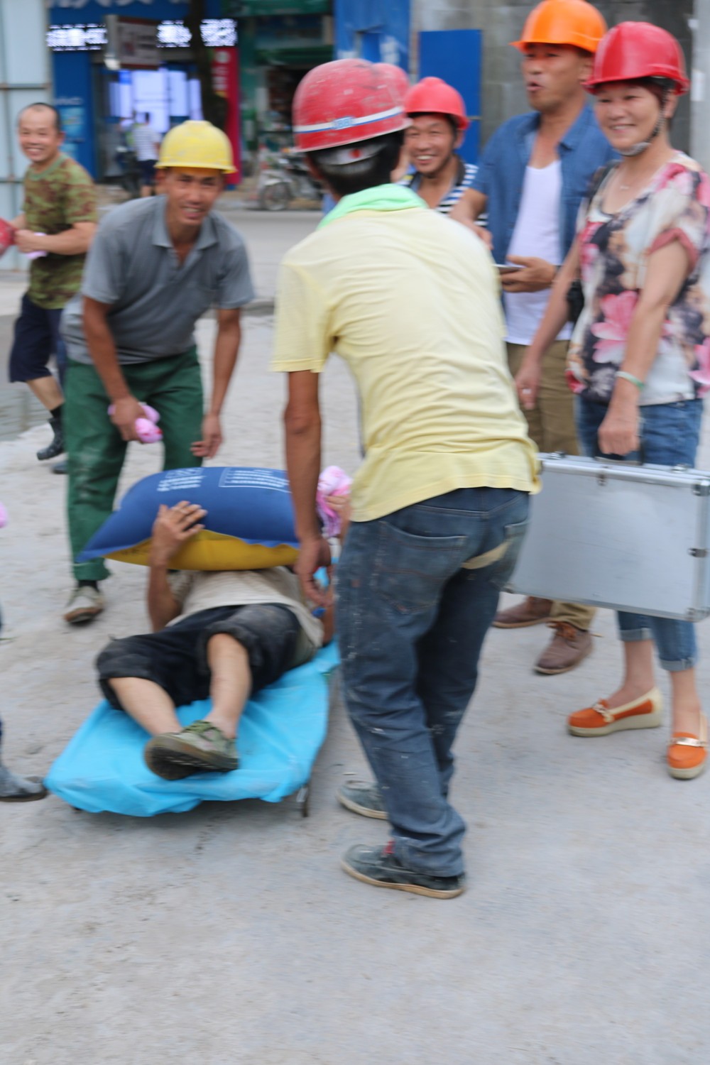 福建易順建筑工程有限公司“東升商城”工程2017年度《安全生產(chǎn)月》消防、救援應(yīng)急演練