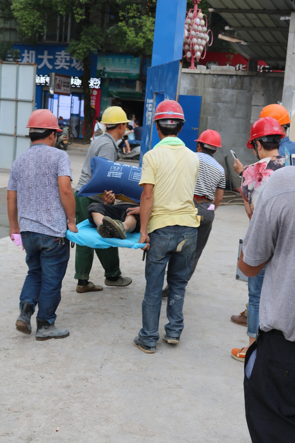 福建易順建筑工程有限公司“東升商城”工程2017年度《安全生產(chǎn)月》消防、救援應(yīng)急演練