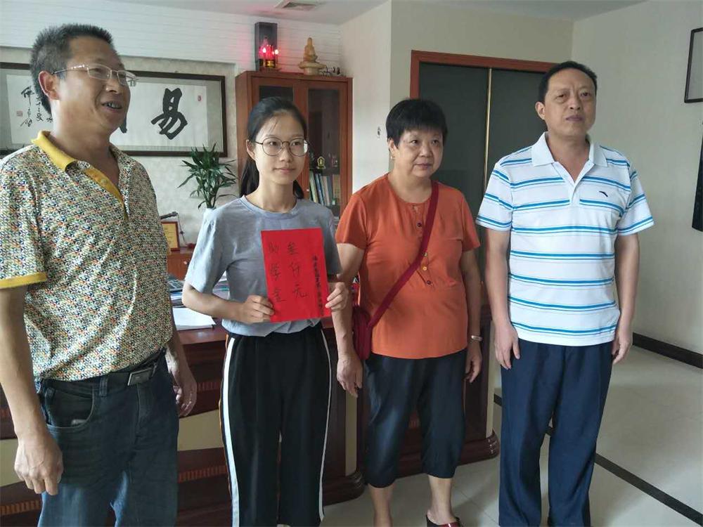 福建易順建筑工程有限公司2017年第一屆：“金秋助學(xué)，學(xué)子圓夢(mèng)，誠(chéng)信你我，感恩社會(huì)”