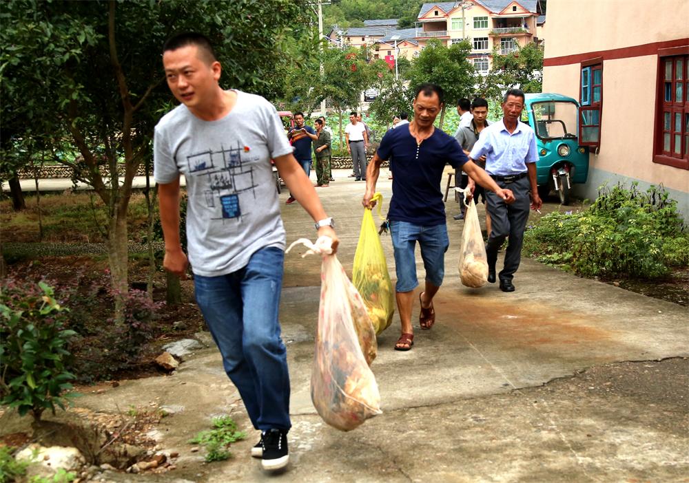 福建易順建筑工程有限公司“互動聯(lián)動、掛鉤幫扶”招沙甲村貧困戶捐贈儀式