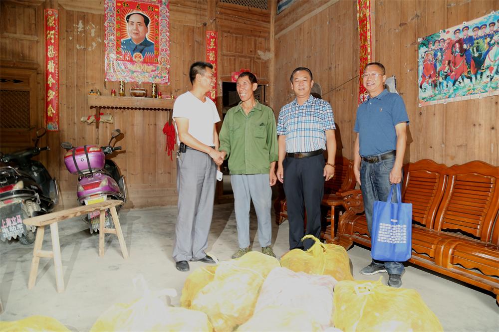 福建易順建筑工程有限公司“互動聯(lián)動、掛鉤幫扶”招沙甲村貧困戶捐贈儀式