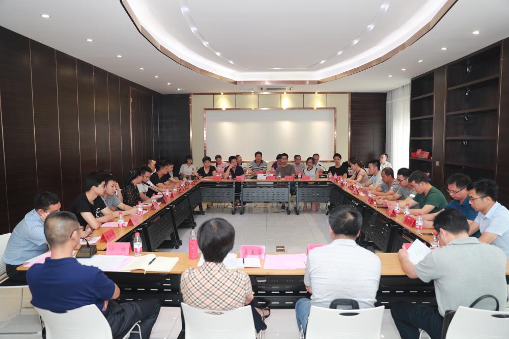 由（縣委常委、政法委書記）官雄主持、黃美萍（縣委書記）蘇建旗（縣長(zhǎng)）參加“村企結(jié)對(duì)、真情幫扶”簽約授牌儀式、