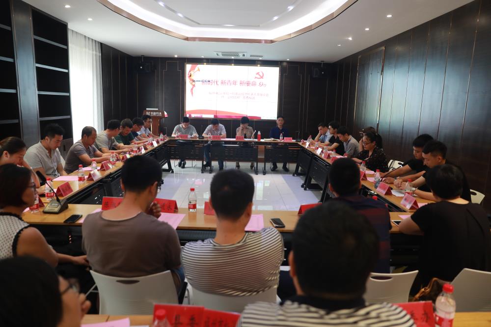 由（縣委常委、政法委書記）官雄主持、黃美萍（縣委書記）蘇建旗（縣長(zhǎng)）參加“村企結(jié)對(duì)、真情幫扶”簽約授牌儀式、