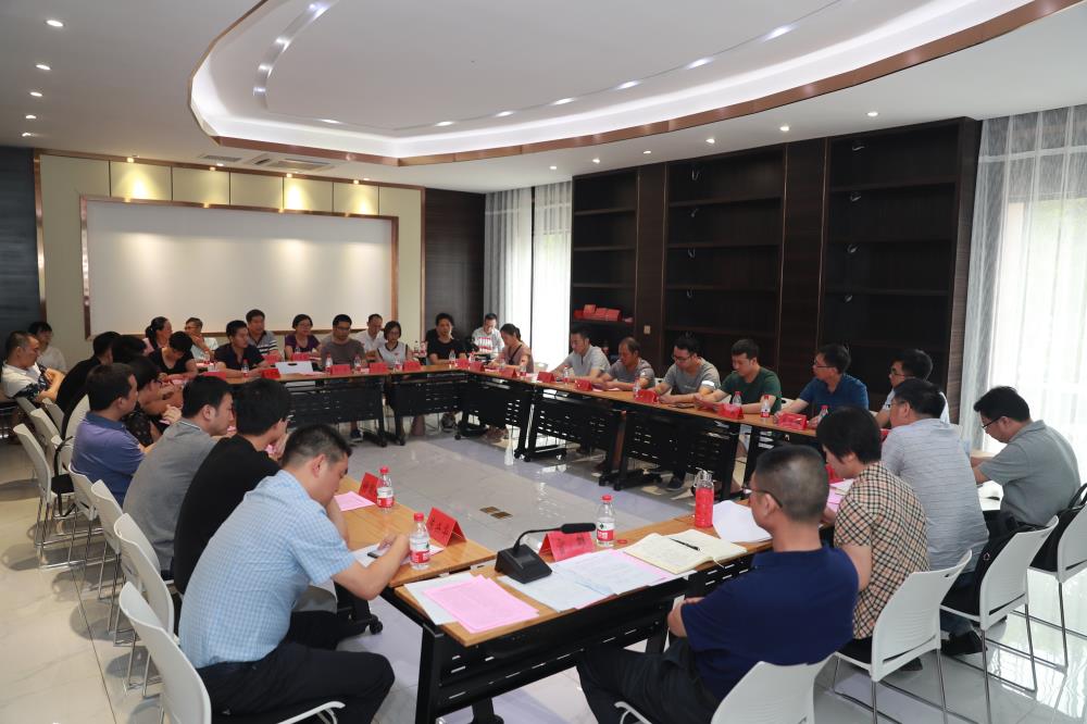 由（縣委常委、政法委書記）官雄主持、黃美萍（縣委書記）蘇建旗（縣長(zhǎng)）參加“村企結(jié)對(duì)、真情幫扶”簽約授牌儀式、