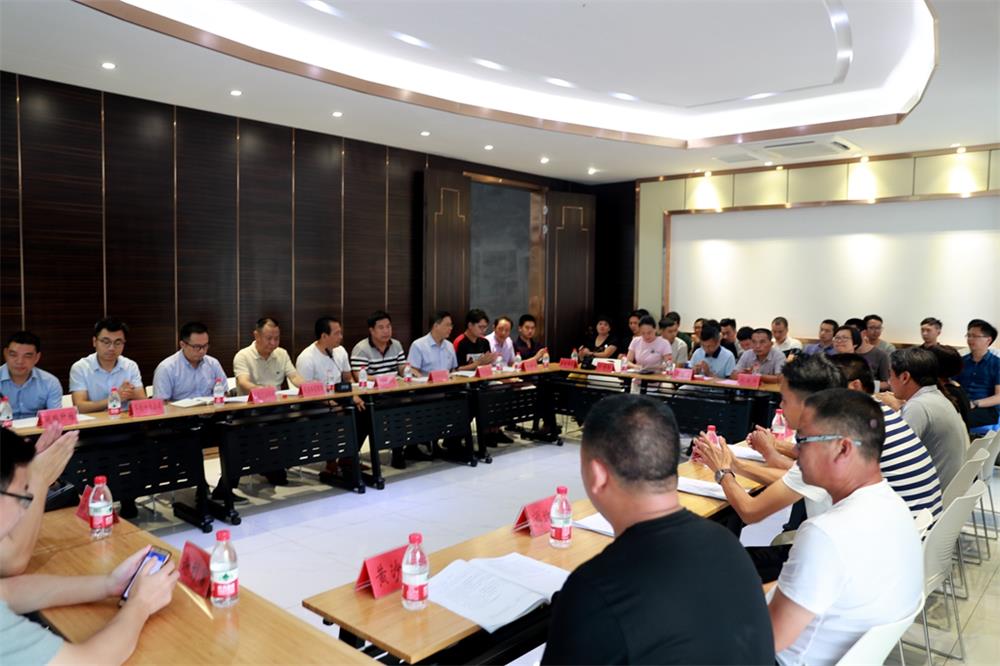 由（縣委常委、政法委書記）官雄主持、黃美萍（縣委書記）蘇建旗（縣長(zhǎng)）參加“村企結(jié)對(duì)、真情幫扶”簽約授牌儀式、