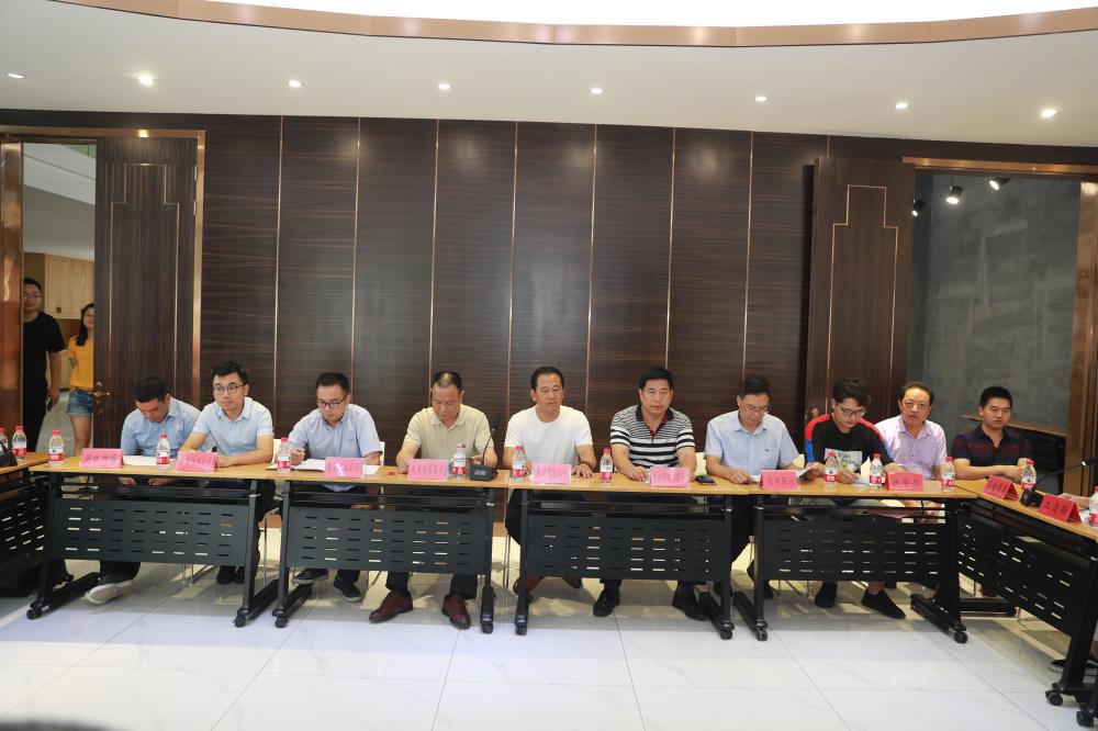 由（縣委常委、政法委書記）官雄主持、黃美萍（縣委書記）蘇建旗（縣長(zhǎng)）參加“村企結(jié)對(duì)、真情幫扶”簽約授牌儀式、