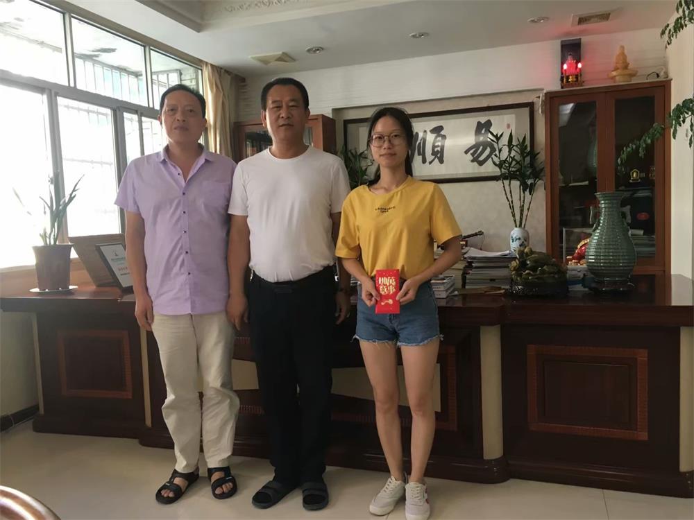 知識(shí)改變?nèi)说拿\(yùn)，公司職工子女考上大學(xué) 單位頒發(fā)助學(xué)金