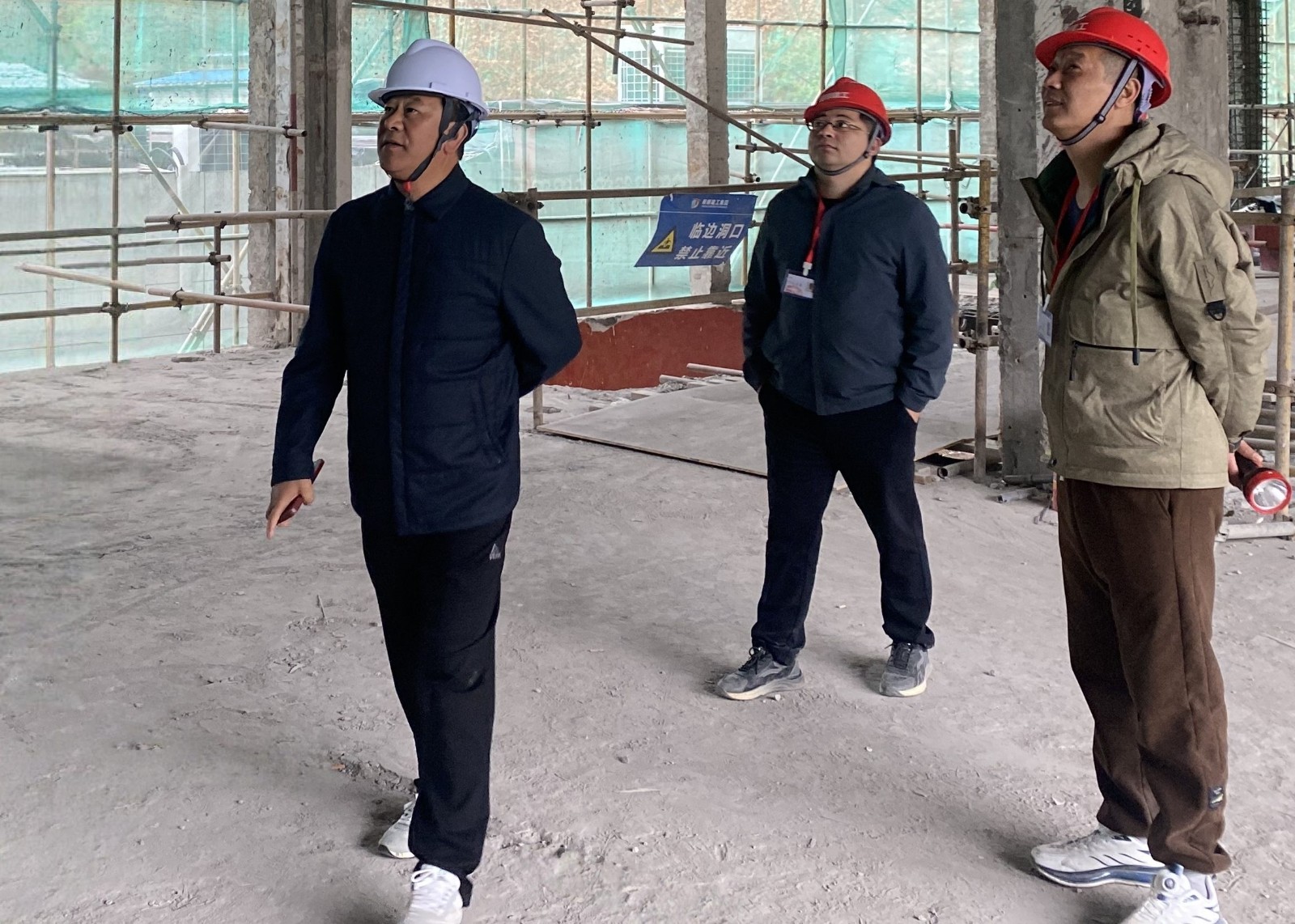 李易順董事長帶隊視察浙江省軍區(qū)杭州退休干部休養(yǎng)所改造工程 督導安全生產與質量管控