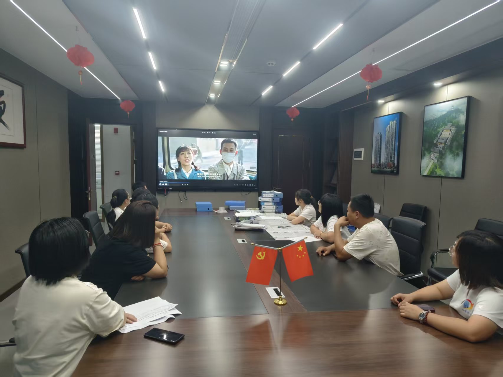 賡續(xù)紅色血脈，凝聚奮進力量 —— 易順建工集團黨支部國慶觀影《我和我的祖國》